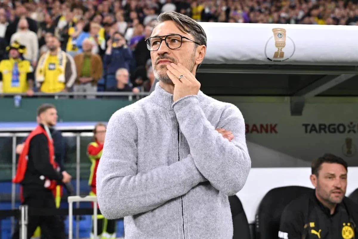 Entrenador pensativo durante el partido en el banquillo