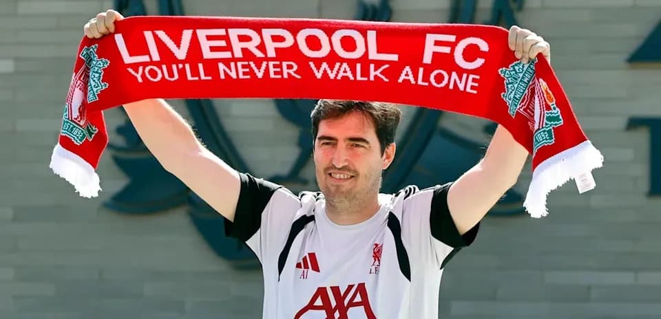 Persona sosteniendo bufanda de Liverpool FC
