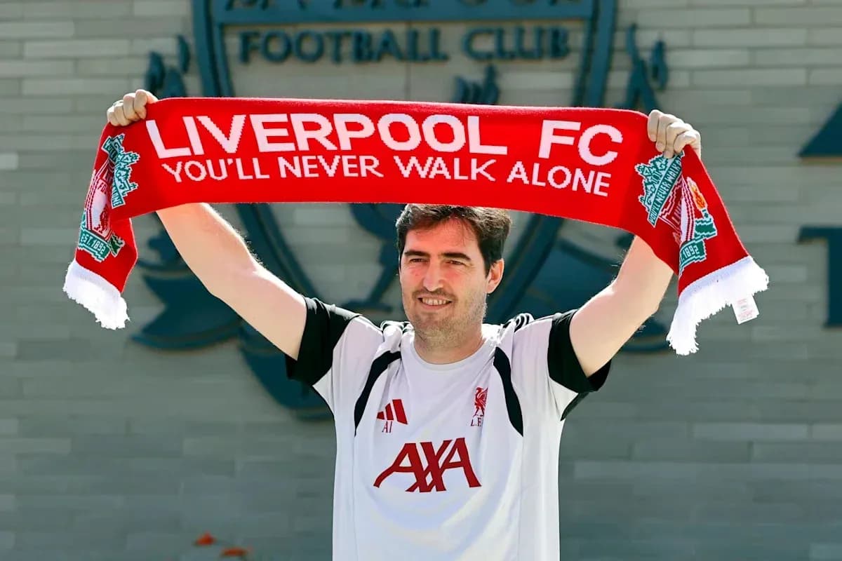 Persona sosteniendo bufanda de Liverpool FC