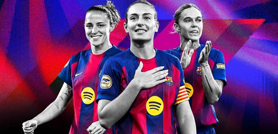 Tres jugadoras del FC Barcelona en uniforme de equipo