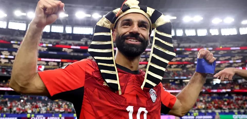 Jugador con camiseta de Egipto y tocado de faraón