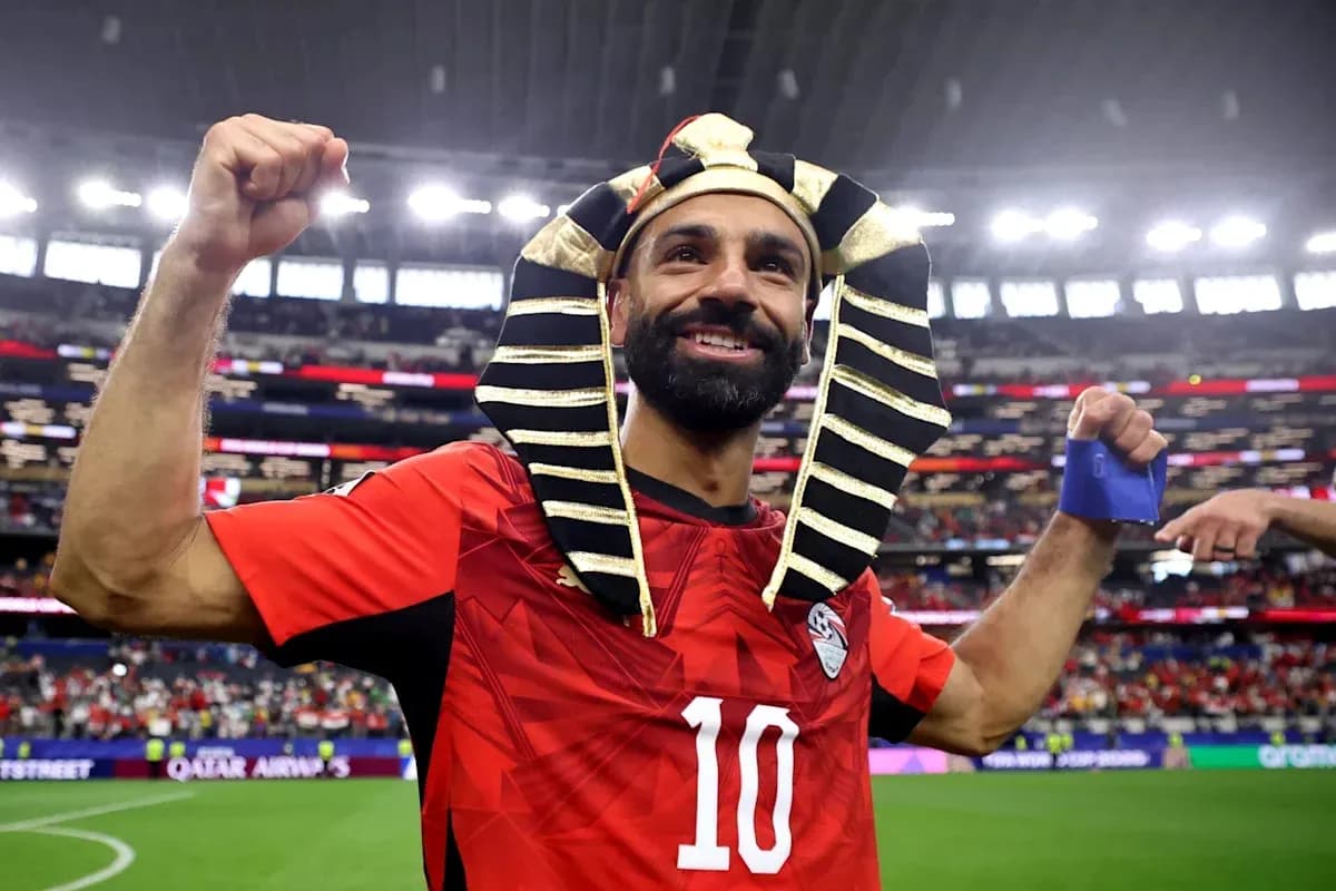 Jugador con camiseta de Egipto y tocado de faraón