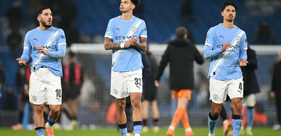 Jugadores de Manchester City saliendo del campo tras partido