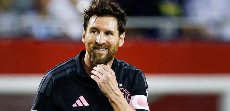 Jugador de fútbol con camiseta negra sonriendo
