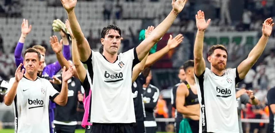 Jugadores de Beşiktaş celebrando con los aficionados