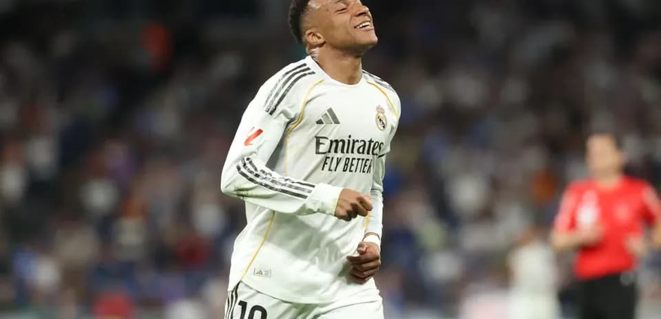 Jugador de Real Madrid con camiseta número 10 en acción