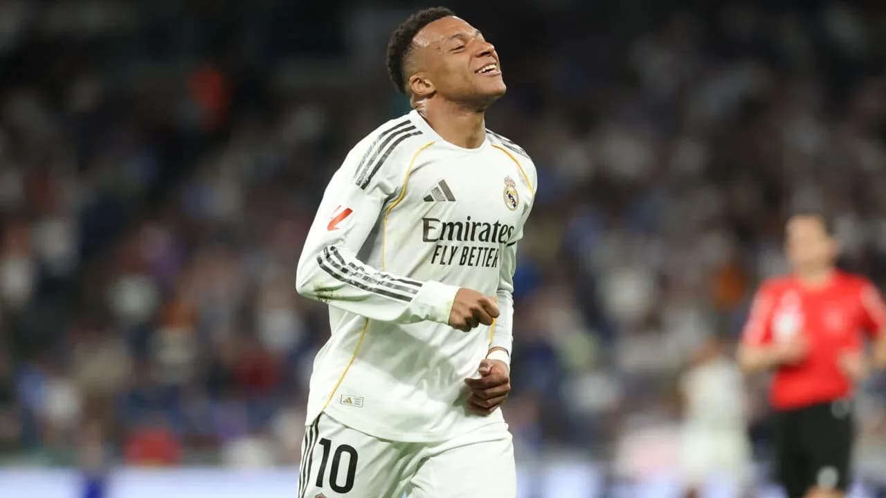Jugador de Real Madrid con camiseta número 10 en acción