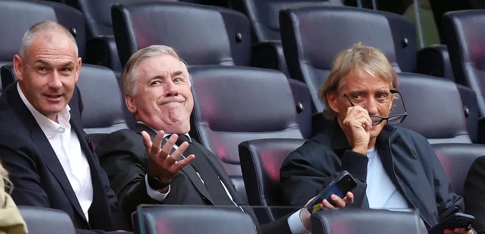 Tres hombres en la grada durante un partido