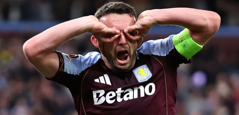 Jugador de Aston Villa celebrando un gol en el partido