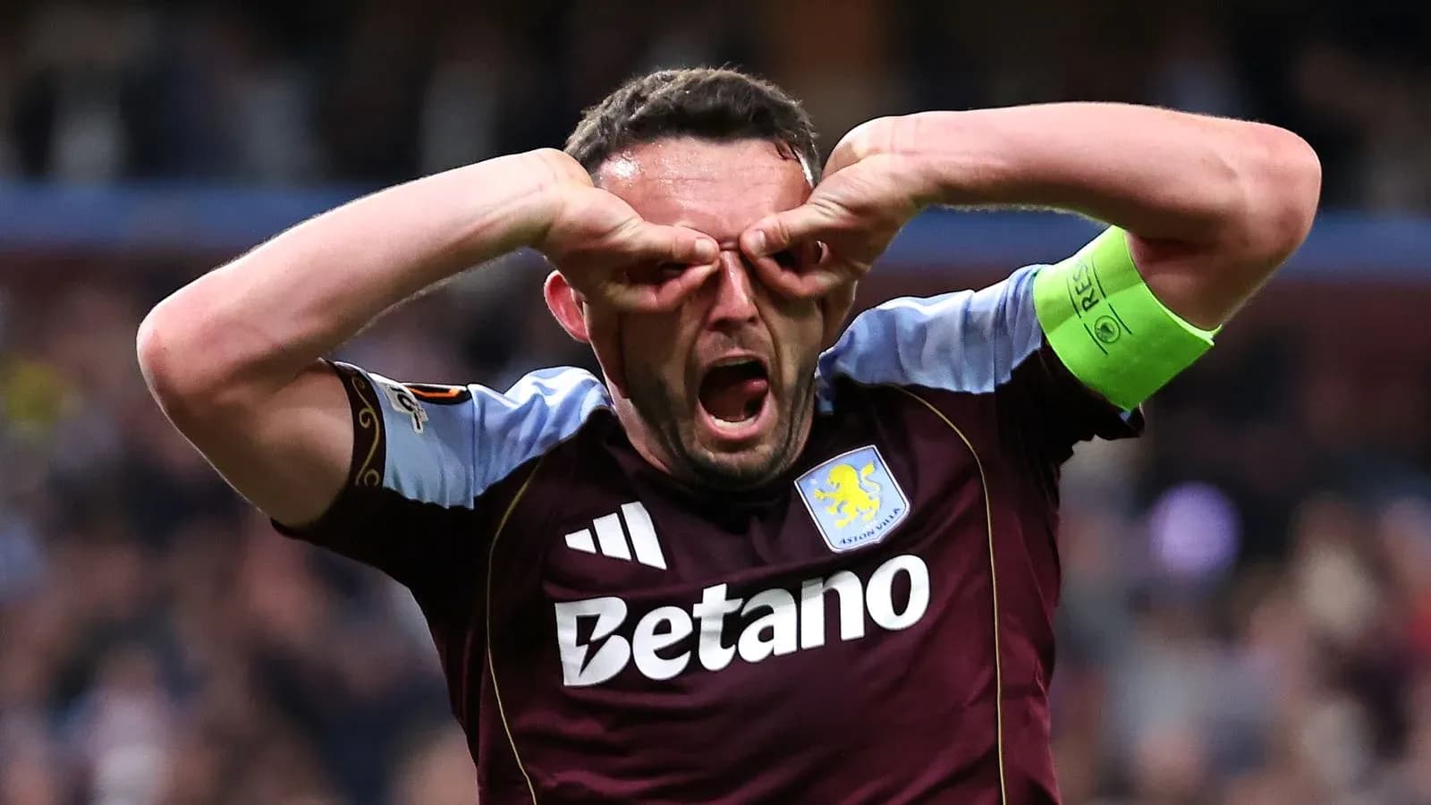 Jugador de Aston Villa celebrando un gol en el partido