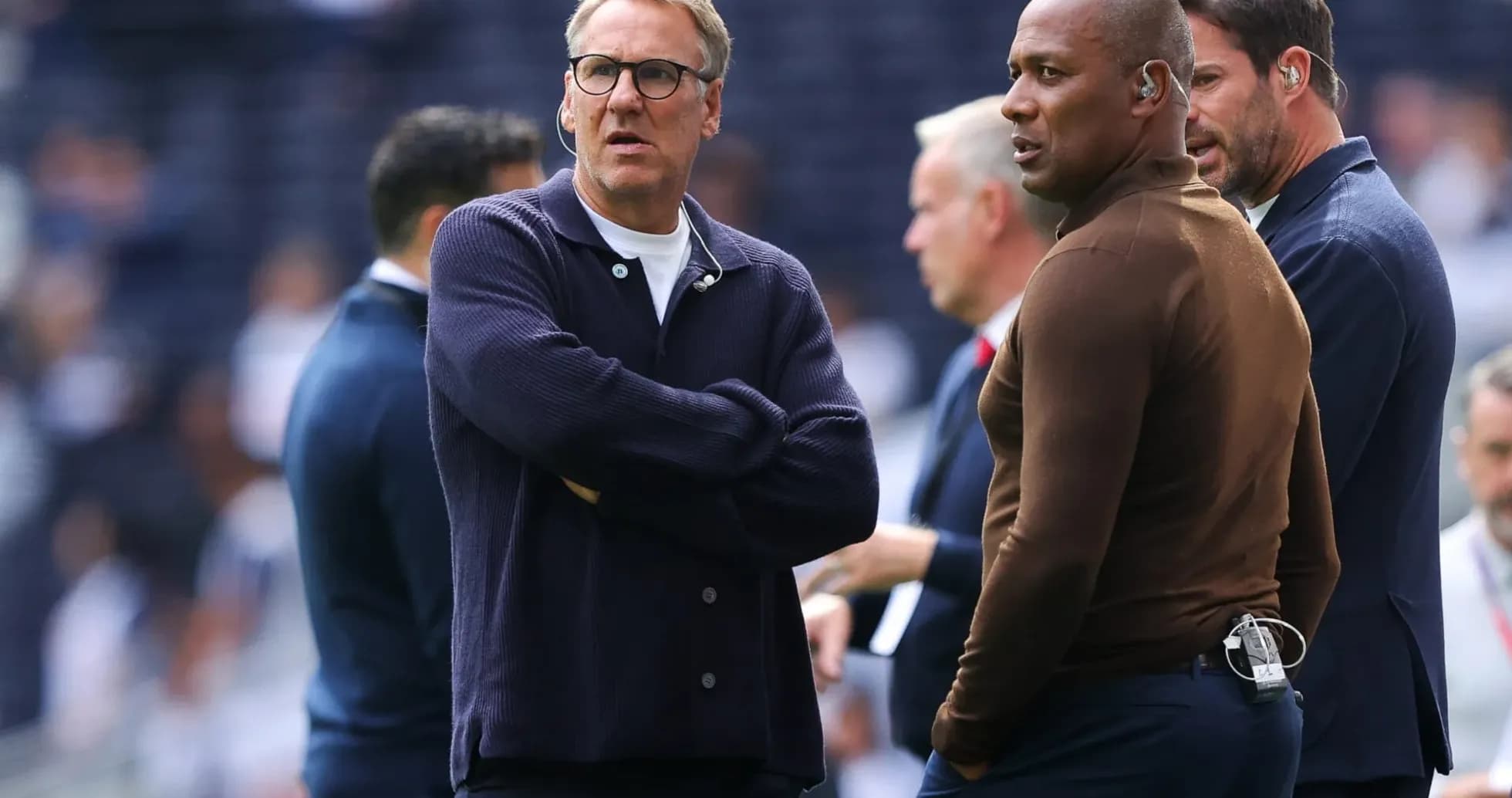 Entrenadores conversando antes del partido