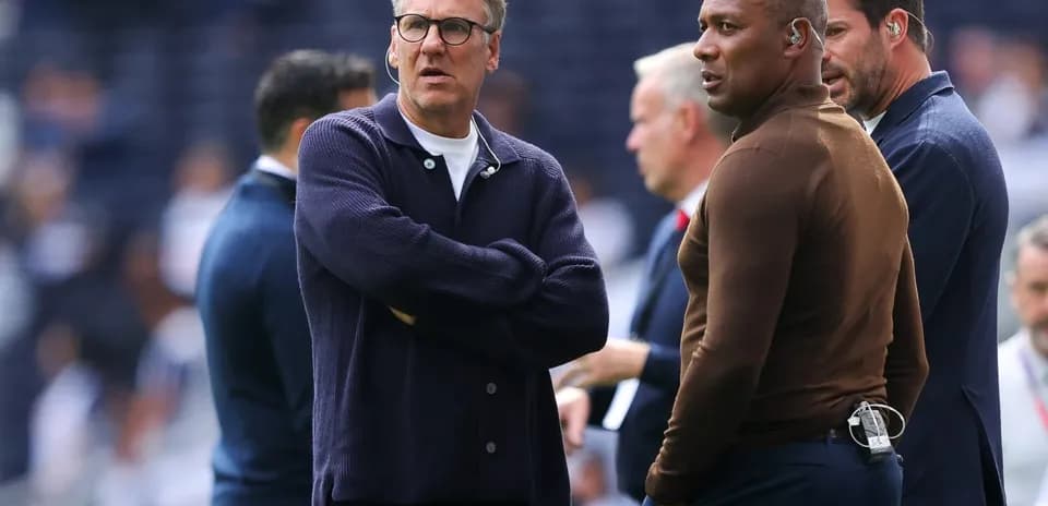 Entrenadores conversando antes del partido
