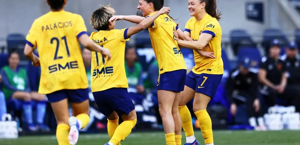 Jugadoras celebrando un gol en el partido