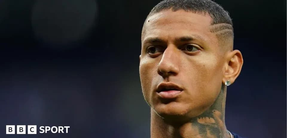 Jugador con tatuaje y peinado corto en el campo