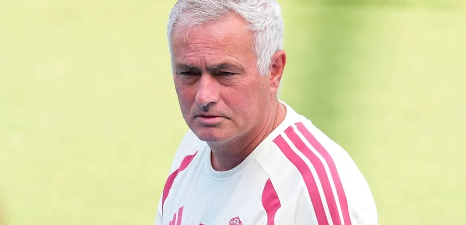 Entrenador de fútbol en sesión de entrenamiento