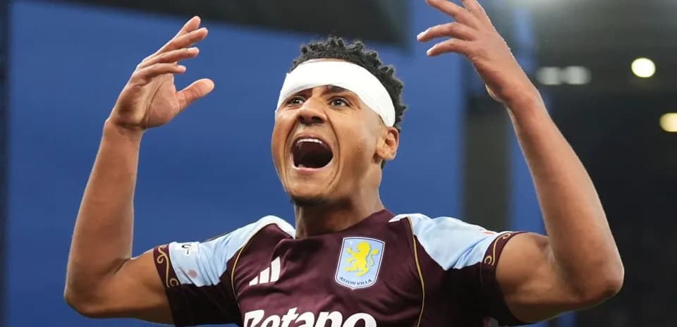 Jugador de Aston Villa celebrando con los brazos levantados