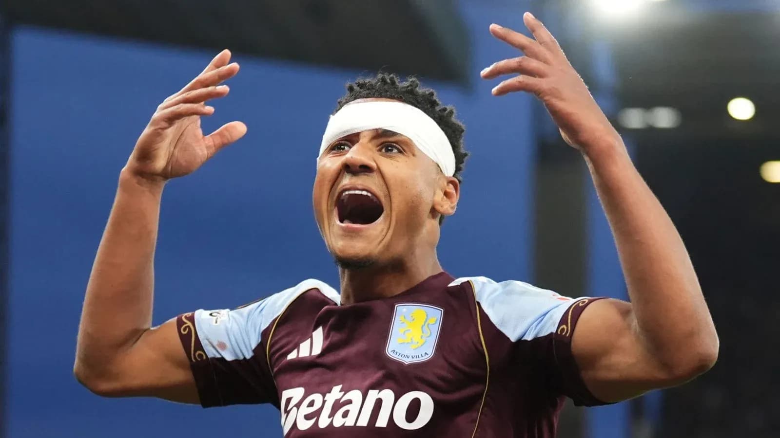 Jugador de Aston Villa celebrando con los brazos levantados