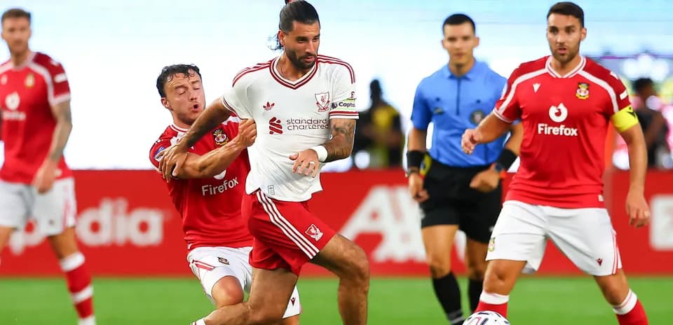 Jugador de Liverpool evadiendo a adversario durante partido