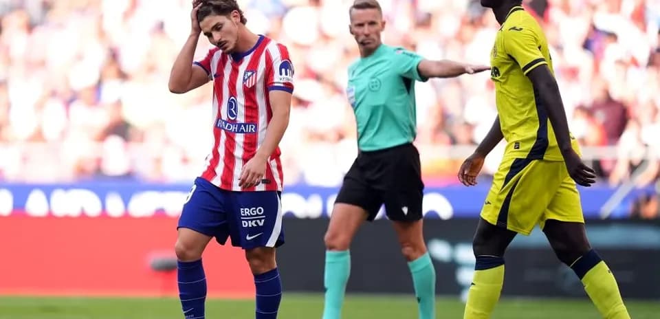 Jugador de Atlético de Madrid lamentándose en el partido