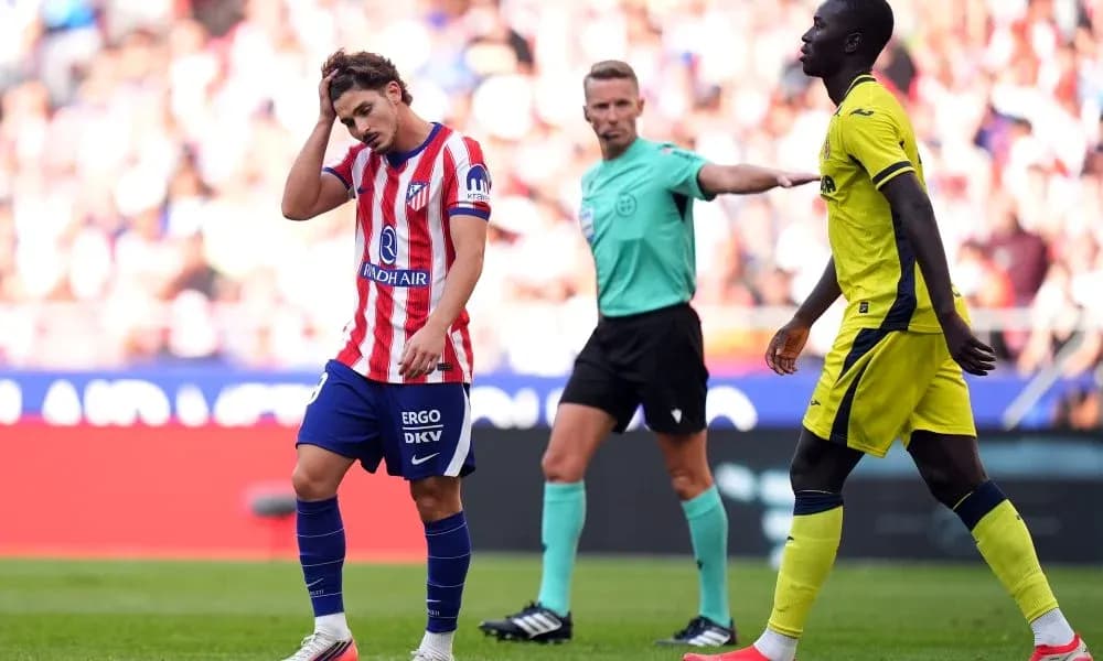 Jugador de Atlético de Madrid lamentándose en el partido