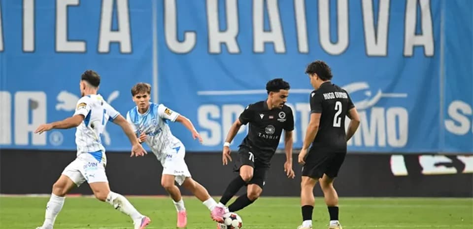 Jugadores compitiendo en el partido de fútbol