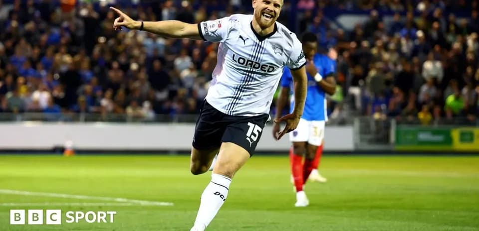 Jugador celebrando un gol en el estadio