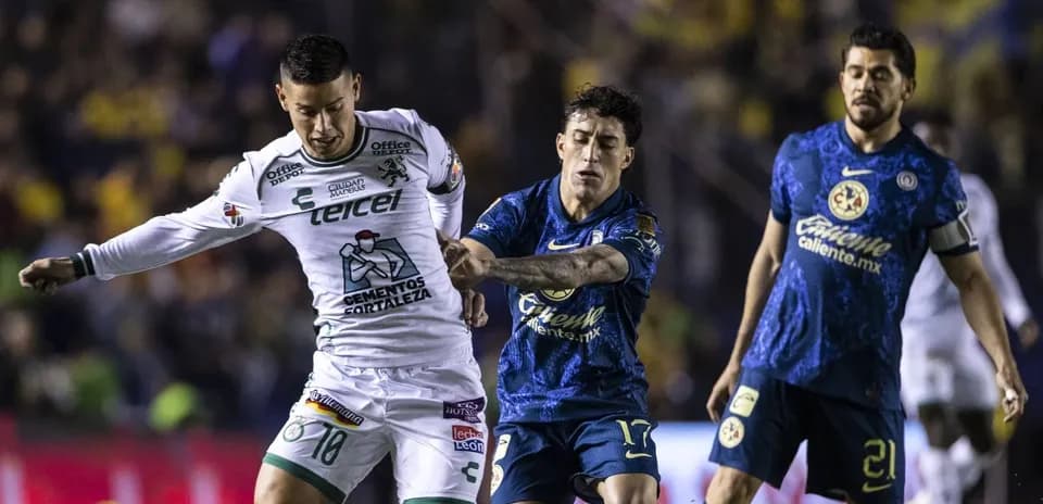 Jugadores compitiendo por el balón en el partido