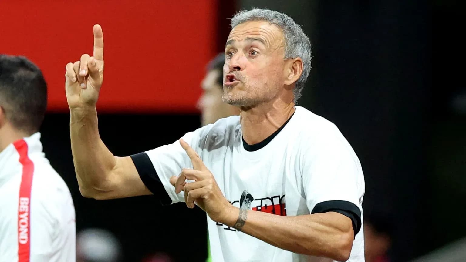 Entrenador dando instrucciones durante el partido