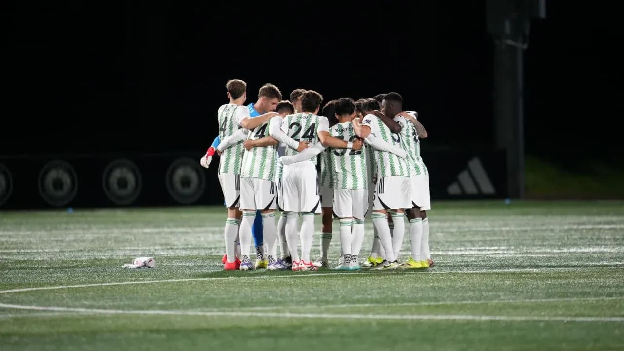 Equipo de fútbol en huddle antes del partido