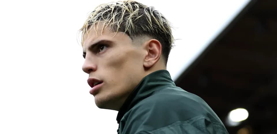 Jugador mirando hacia el campo durante el entrenamiento