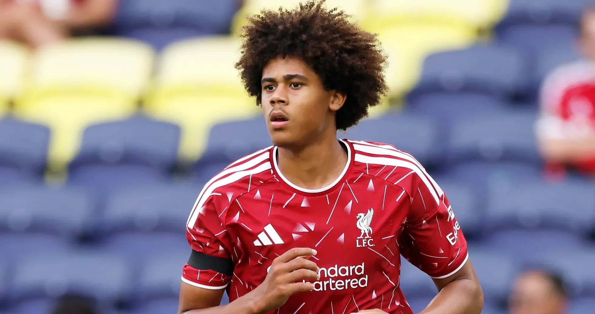 Jugador de Liverpool corriendo en el campo de entrenamiento