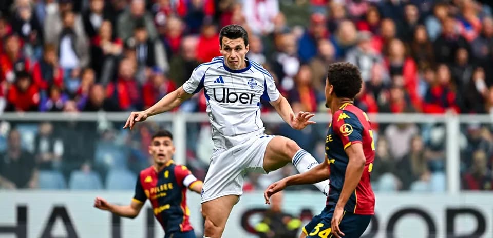 Jugador de Como controla el balón en partido