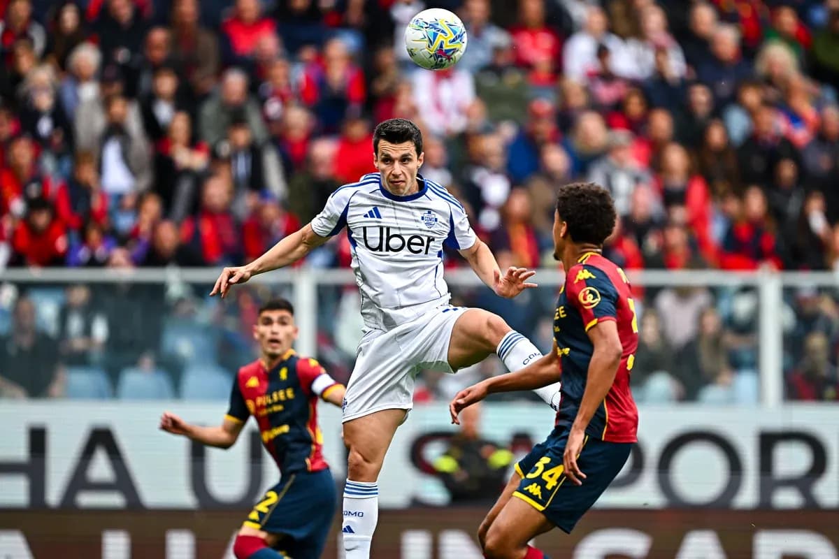 Jugador de Como controla el balón en partido