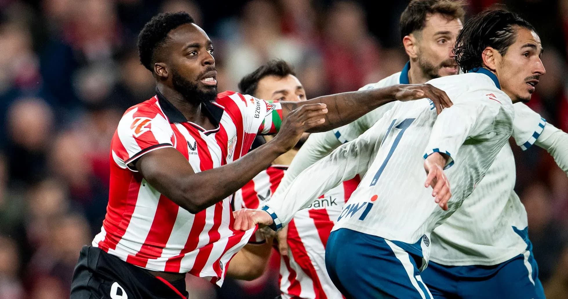 Jugadores de Athletic Club compitiendo en el partido