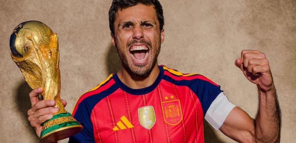 Jugador sosteniendo la Copa del Mundo con alegría