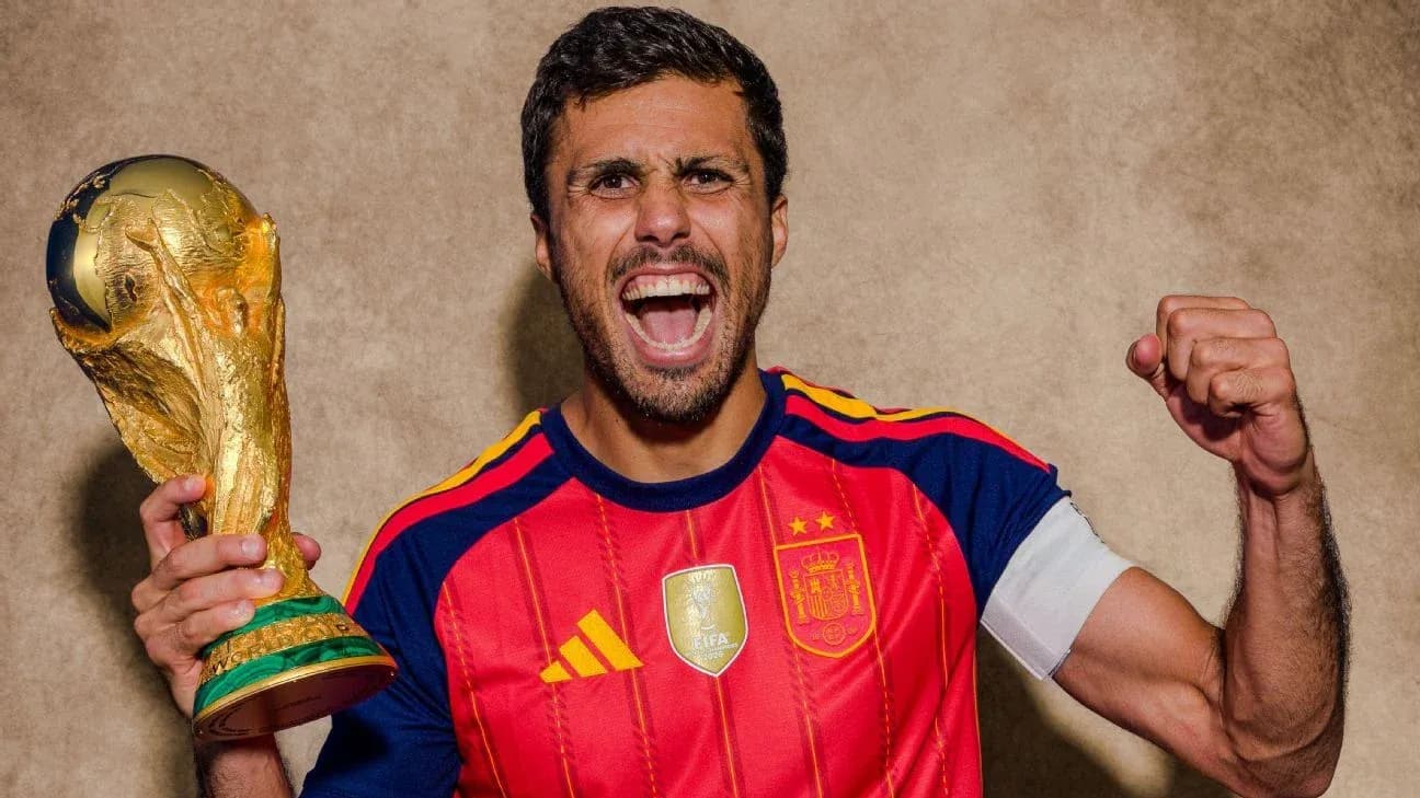 Jugador sosteniendo la Copa del Mundo con alegría