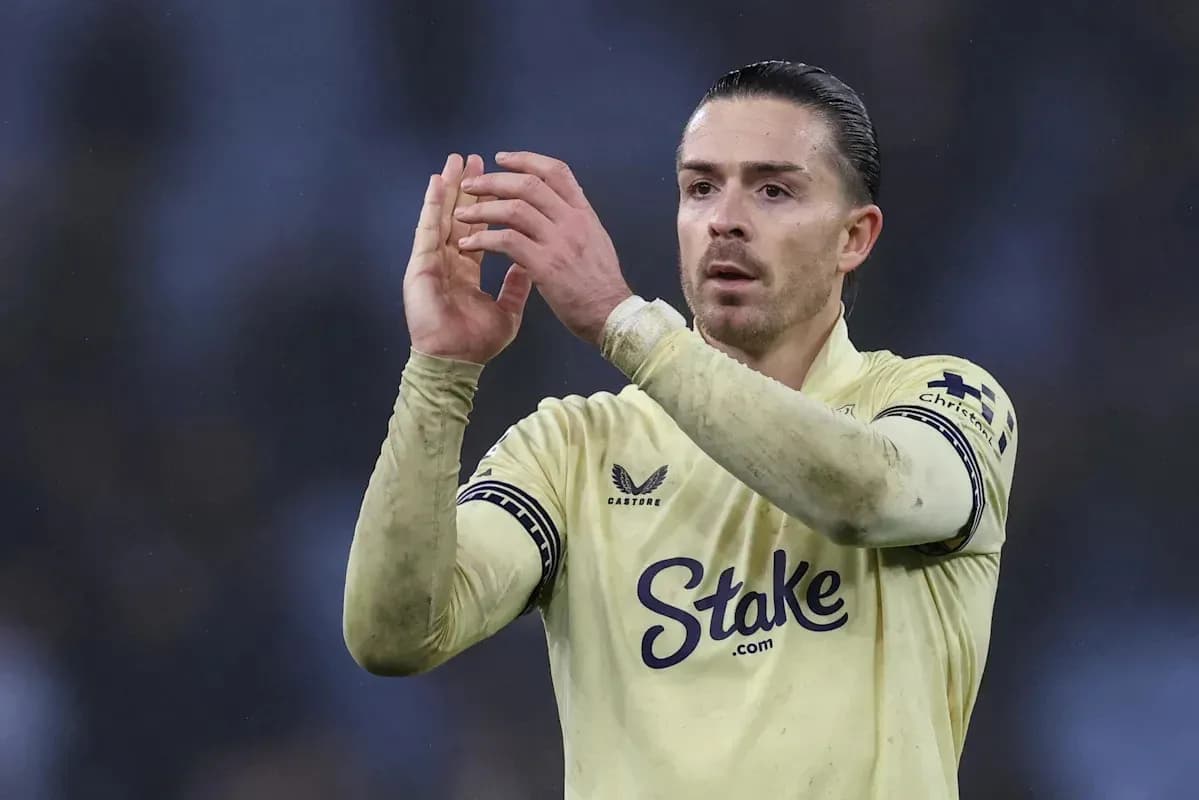 Jugador aplaudiendo en el campo durante el partido