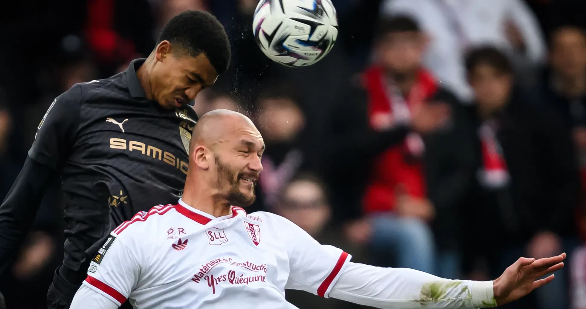 Jugadores disputando un balón en un partido de fútbol