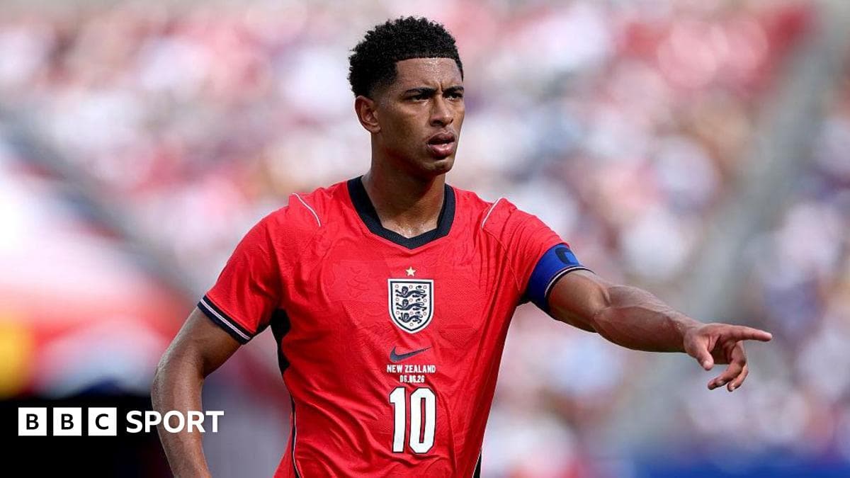 Jugador de Inglaterra señalando en el campo