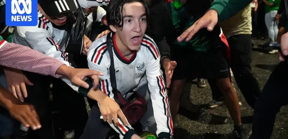 Joven celebrando con otros aficionados en la calle