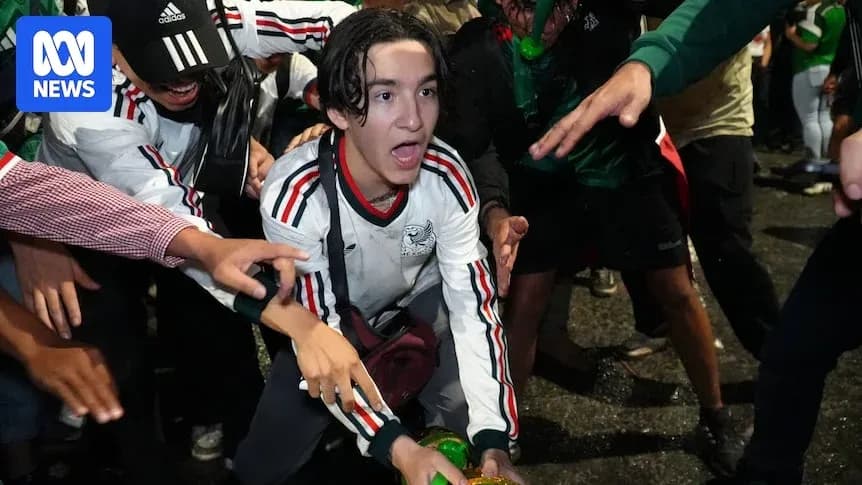 Joven celebrando con otros aficionados en la calle