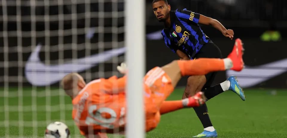 Jugador de Inter lanzando un tiro penalti