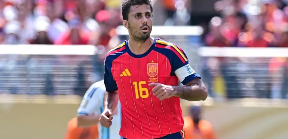 Jugador español corriendo en partido de fútbol