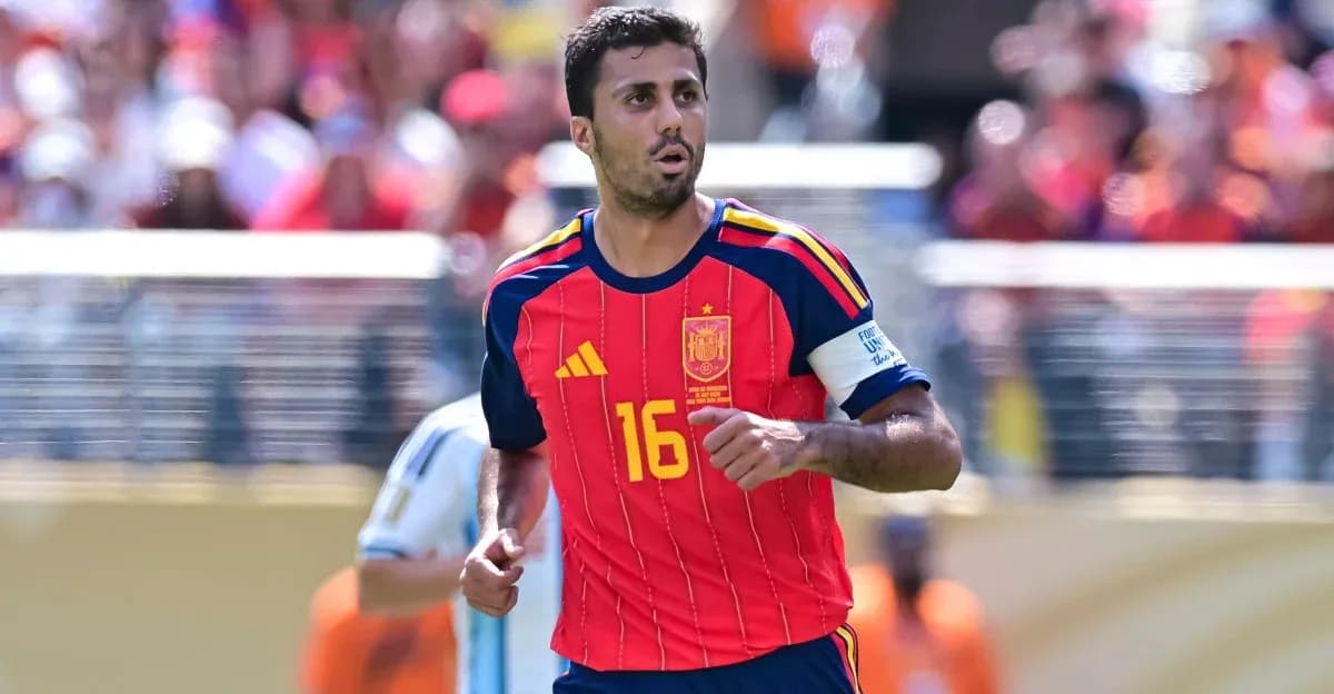 Jugador español corriendo en partido de fútbol