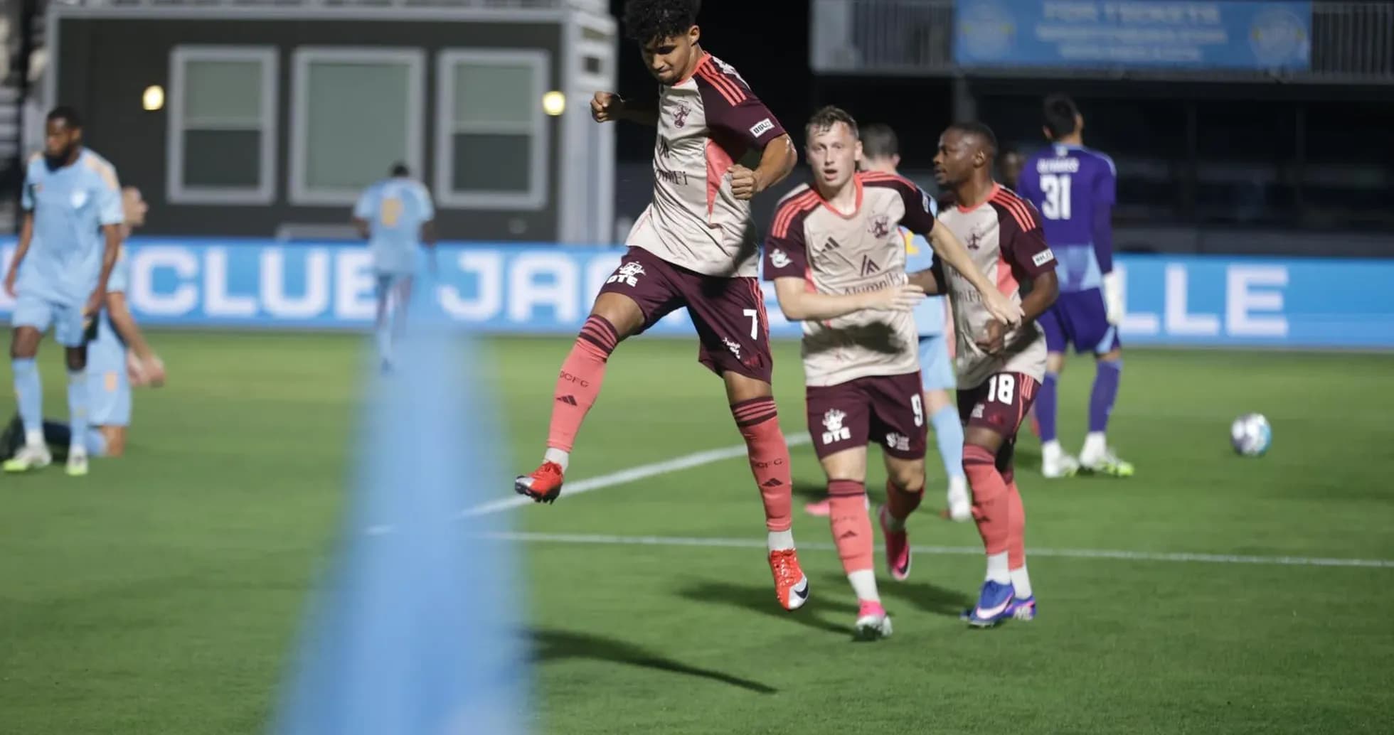Jugadores celebrando un gol en el partido