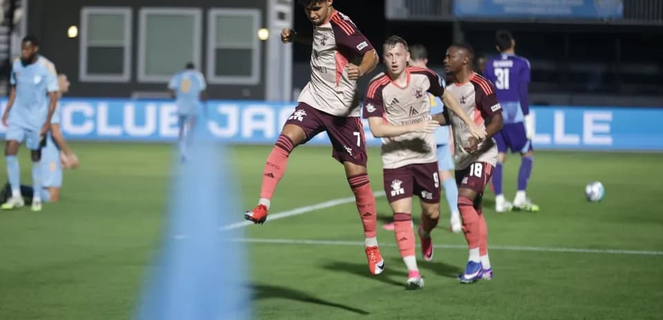 Jugadores celebrando un gol en el partido