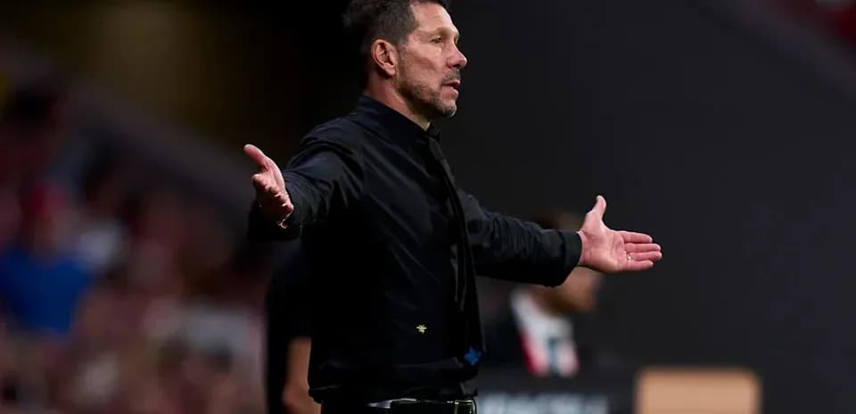 Entrenador gesticulando durante el partido
