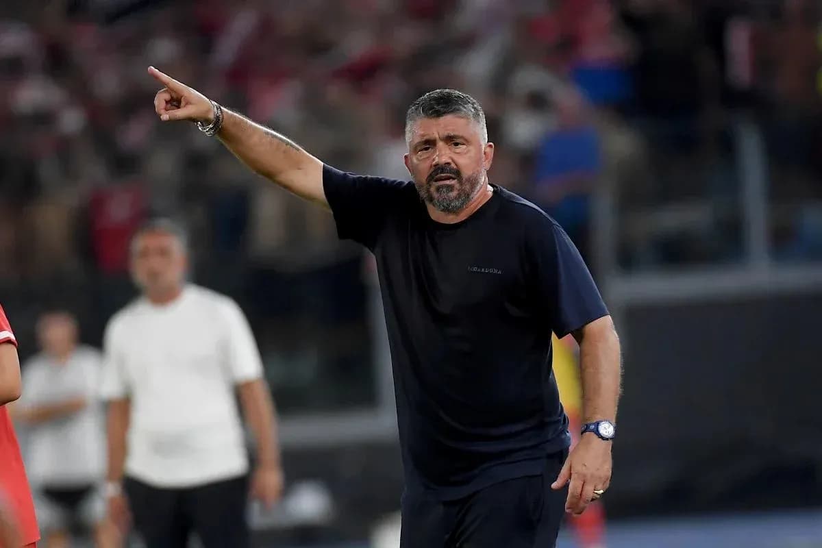 Entrenador dirigiendo a su equipo durante el partido