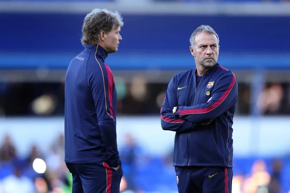 Entrenadores de Barcelona conversando en el campo