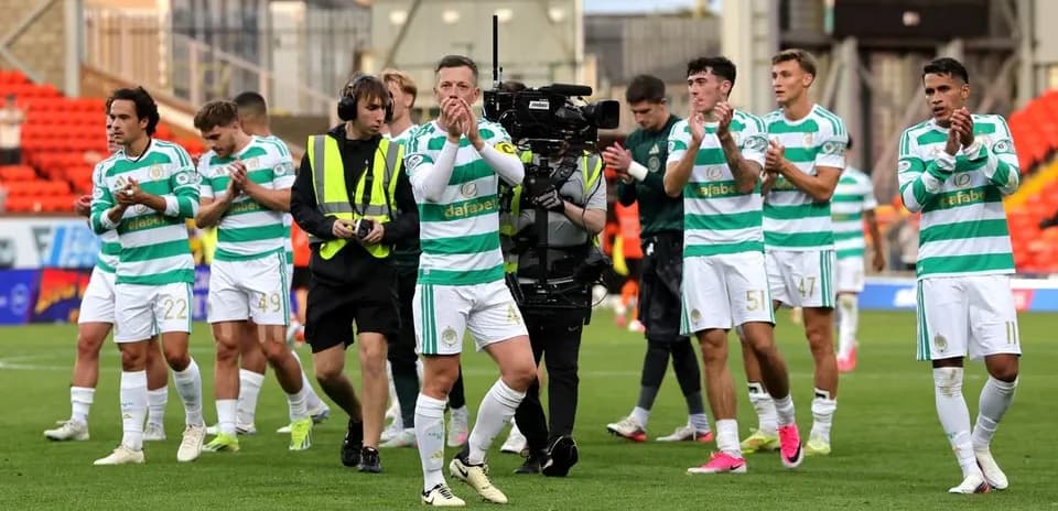 Jugadores de Celtic aplaudiendo tras el partido
